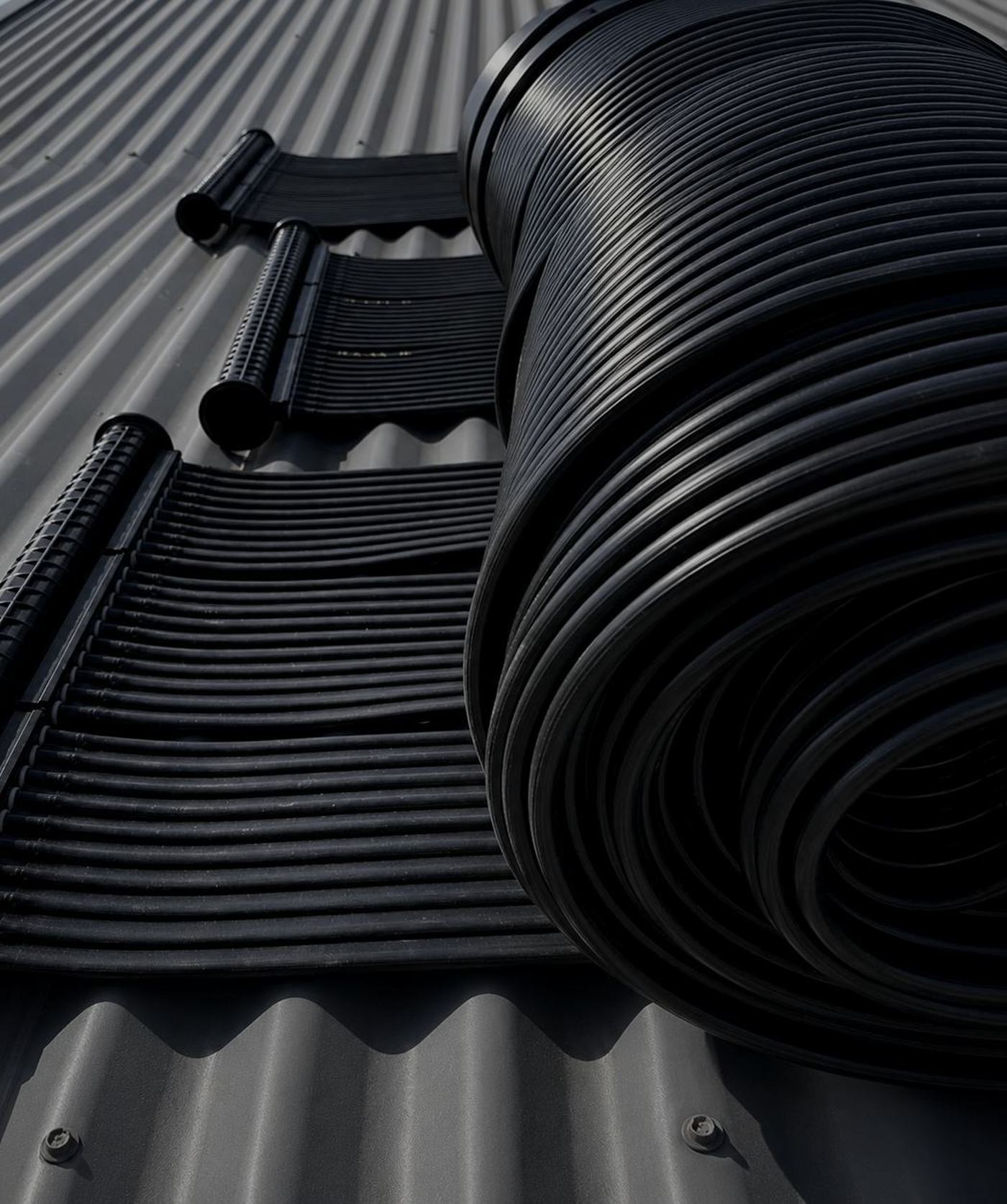 Collector strips following the roof profile